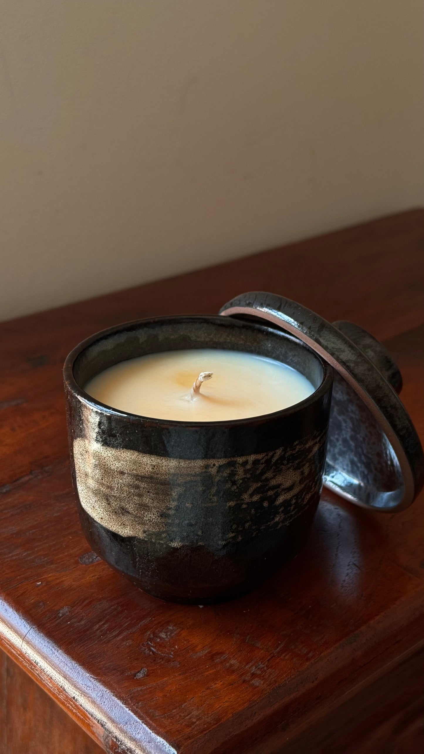 Black jar with lid