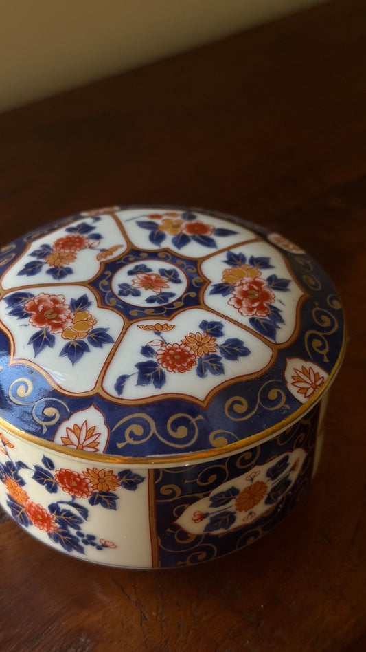 Vintage Japanese Kozan Gama Porcelain Lidded Bowl Box Gold Gilt Detailing