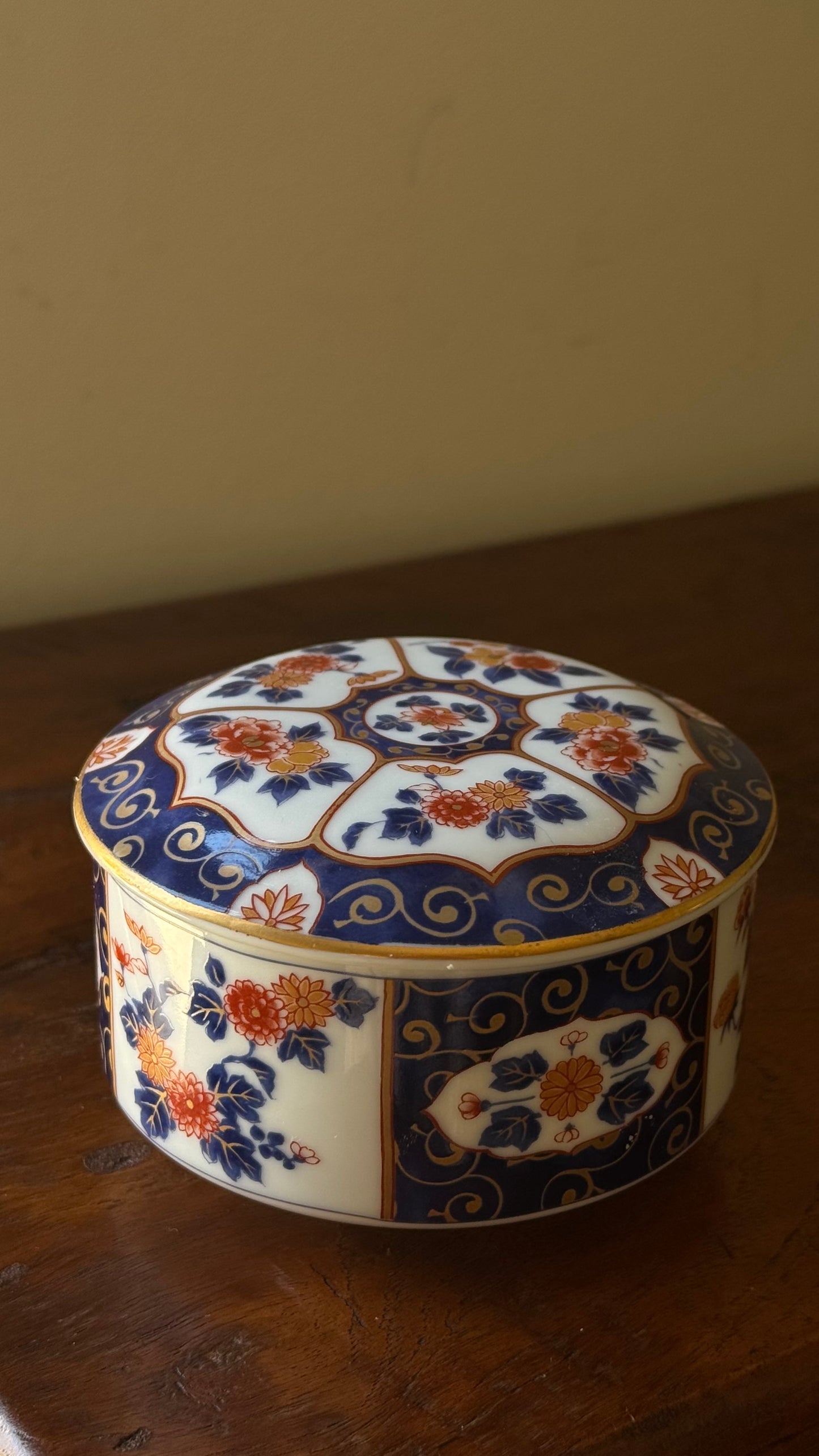 Vintage Japanese Kozan Gama Porcelain Lidded Bowl Box Gold Gilt Detailing