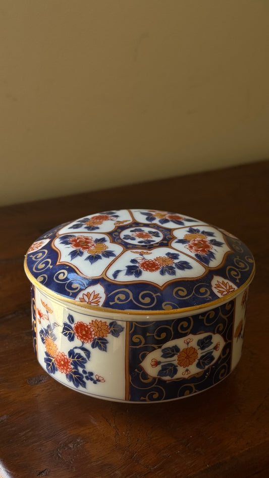 Vintage Japanese Kozan Gama Porcelain Lidded Bowl Box Gold Gilt Detailing