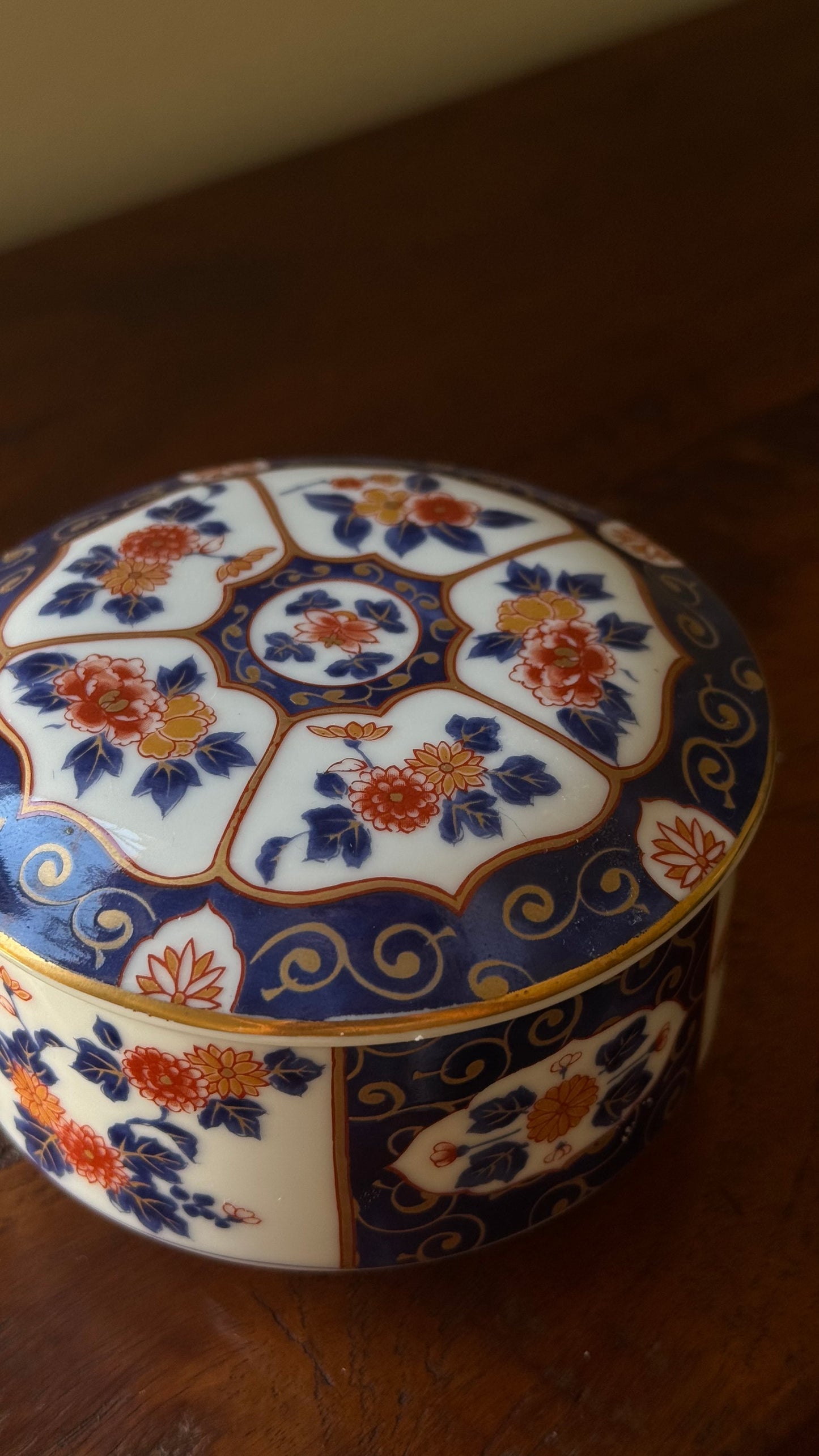 Vintage Japanese Kozan Gama Porcelain Lidded Bowl Box Gold Gilt Detailing