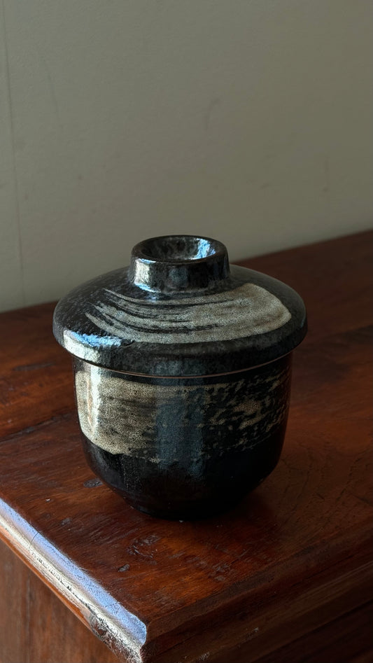 Black jar with lid